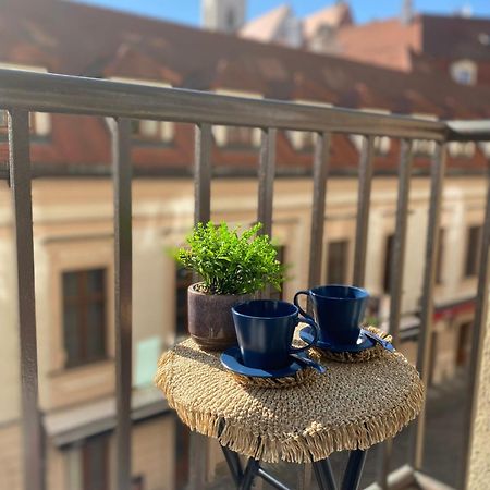Audrey Hepburn Apartment Old Town Air Conditioned Bratislava Exterior foto