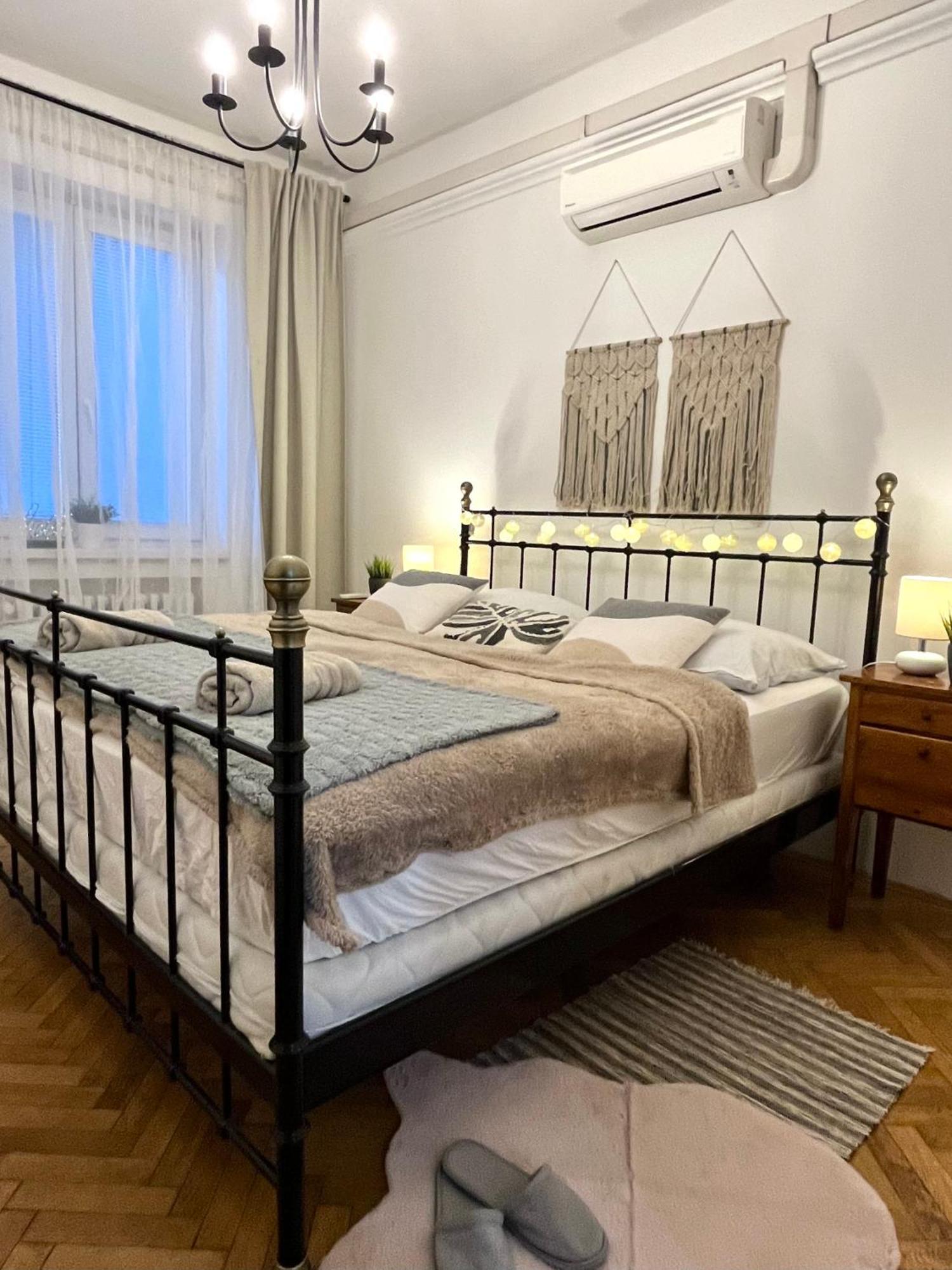 Audrey Hepburn Apartment Old Town Air Conditioned Bratislava Exterior foto